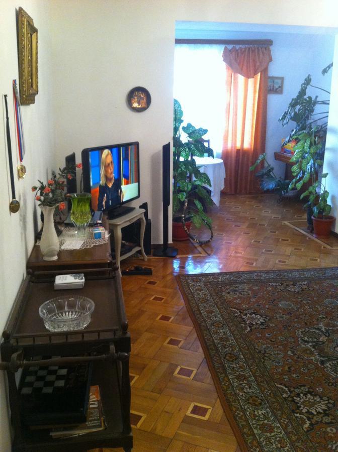 Homestay On Akademika Sakharova Сухуми Екстериор снимка