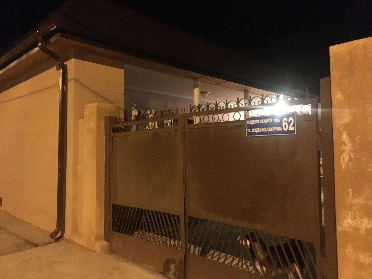 Homestay On Akademika Sakharova Сухуми Екстериор снимка
