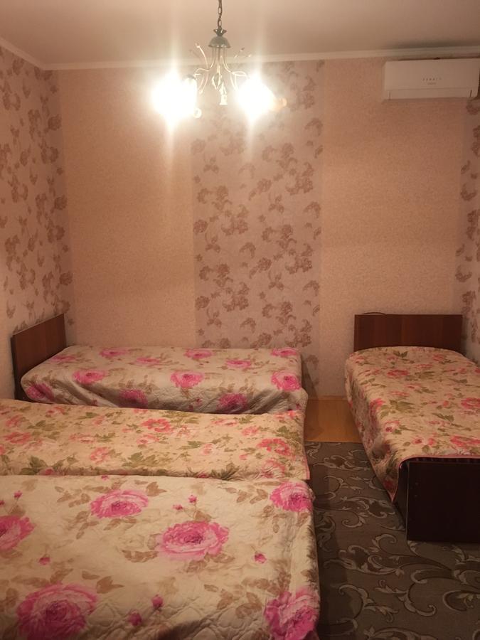 Homestay On Akademika Sakharova Сухуми Екстериор снимка